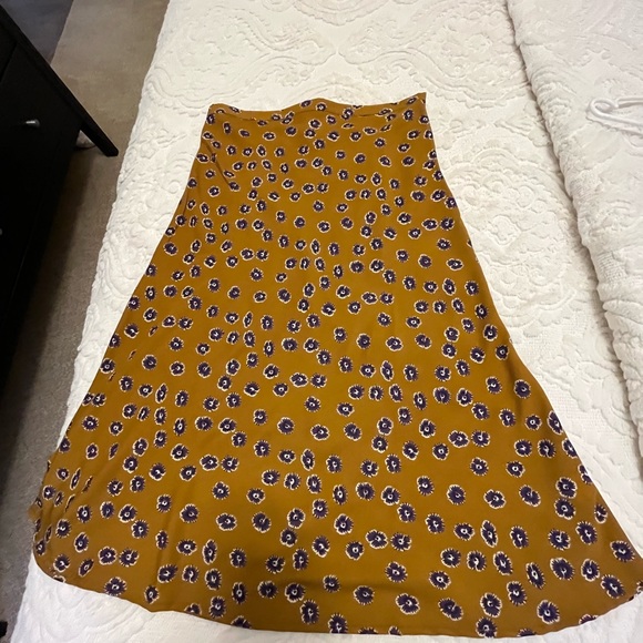 Midi length skirt, gold background with purple and white flower pattern. - Picture 3 of 8